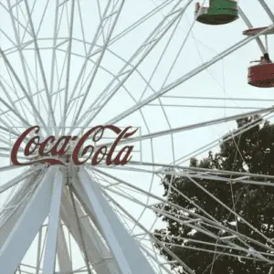 Gigantografía de Coca Cola en una ruleta rusa