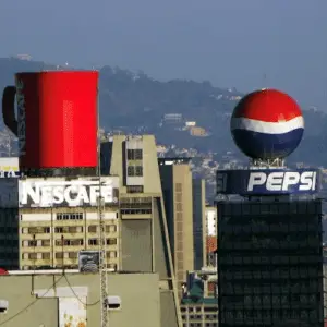 Símbolos emblemáticos de Pepsi y Nescafé en la arquitectura de unos edificios.
